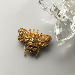 ビーズ刺繍のブローチ　-ゴールドのハチ gold bee- 5枚目の画像
