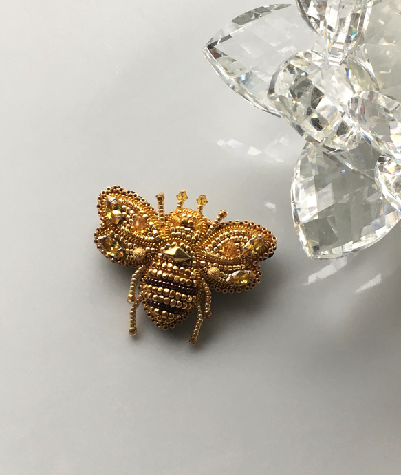 ビーズ刺繍のブローチ　-ゴールドのハチ gold bee- 5枚目の画像