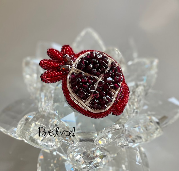 ビーズ刺繍のブローチ　-ザクロ(ガーネット) Pomegranate - 1枚目の画像