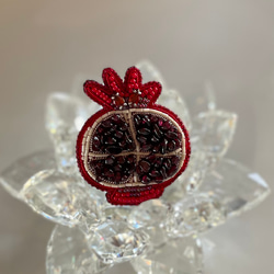 ビーズ刺繍のブローチ　-ザクロ(ガーネット) Pomegranate - 2枚目の画像