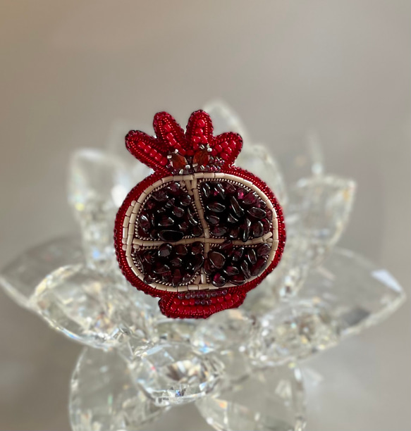 ビーズ刺繍のブローチ　-ザクロ(ガーネット) Pomegranate - 2枚目の画像