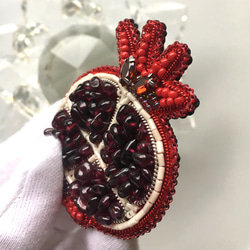 ビーズ刺繍のブローチ　-ザクロ(ガーネット) Pomegranate - 4枚目の画像