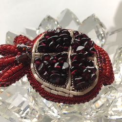 ビーズ刺繍のブローチ　-ザクロ(ガーネット) Pomegranate - 5枚目の画像