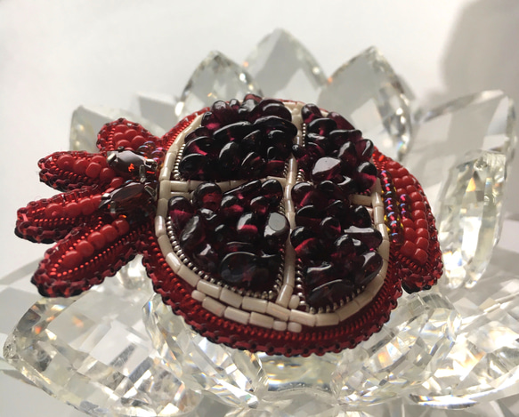 ビーズ刺繍のブローチ　-ザクロ(ガーネット) Pomegranate - 5枚目の画像
