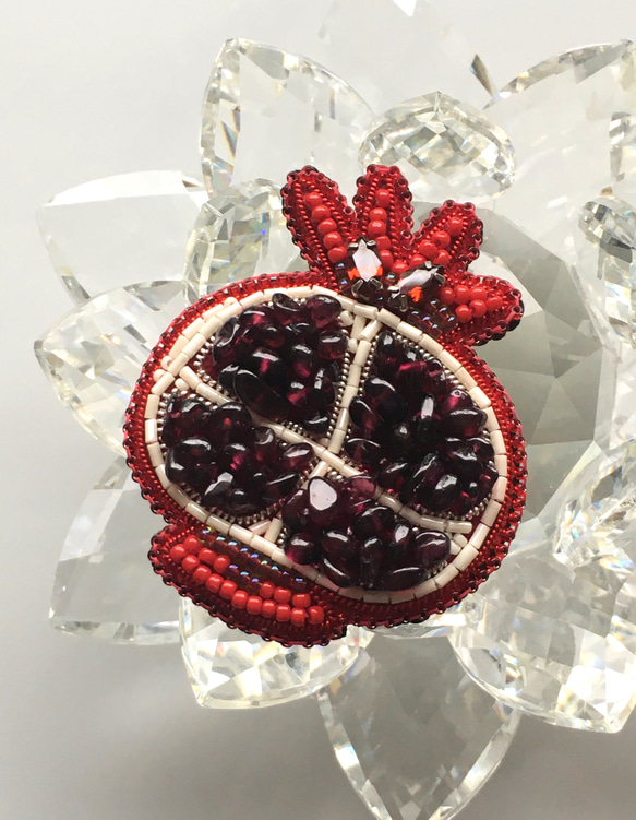 ビーズ刺繍のブローチ　-ザクロ(ガーネット) Pomegranate - 6枚目の画像
