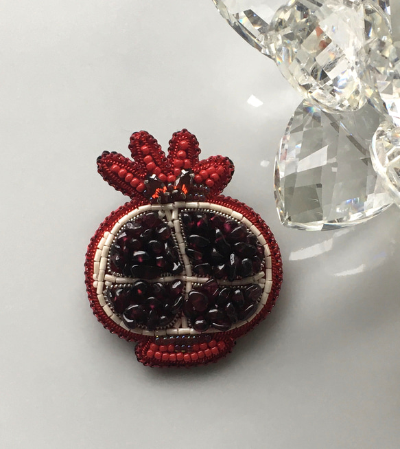 ビーズ刺繍のブローチ　-ザクロ(ガーネット) Pomegranate - 8枚目の画像