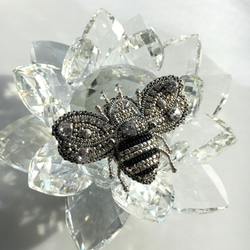 ビーズ刺繍のブローチ　-シルバーのハチ silver bee- 2枚目の画像