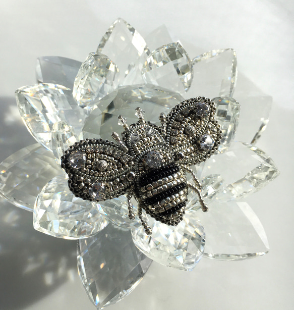 ビーズ刺繍のブローチ　-シルバーのハチ silver bee- 2枚目の画像