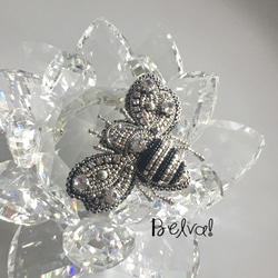 ビーズ刺繍のブローチ　-シルバーのハチ silver bee- 3枚目の画像