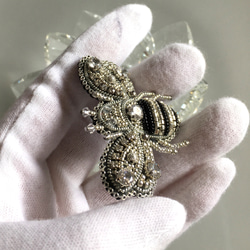 ビーズ刺繍のブローチ　-シルバーのハチ silver bee- 4枚目の画像