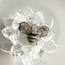 ビーズ刺繍のブローチ　-シルバーのハチ silver bee- 5枚目の画像