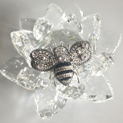 ビーズ刺繍のブローチ　-シルバーのハチ silver bee- 6枚目の画像