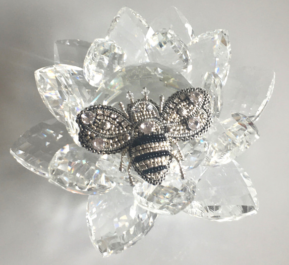 ビーズ刺繍のブローチ　-シルバーのハチ silver bee- 6枚目の画像