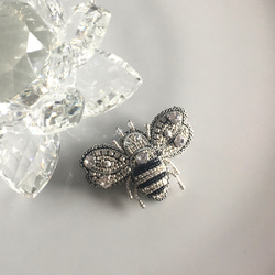 ビーズ刺繍のブローチ　-シルバーのハチ silver bee- 7枚目の画像