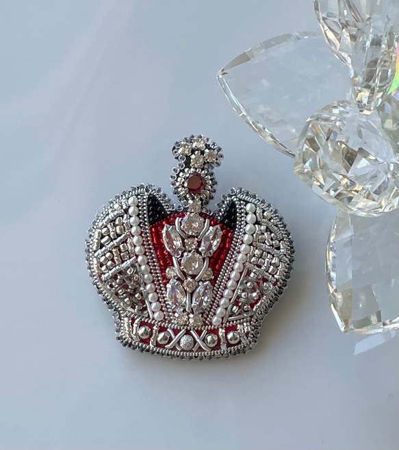 ビーズ刺繍のブローチ　-王冠　crown- 4枚目の画像