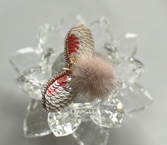 ビーズ刺繍のブローチ　-春色の昆虫- 5枚目の画像