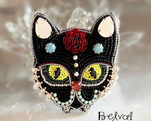 ビーズ刺繍のブローチ兼キーホルダー -猫(カーニバル・ブラック