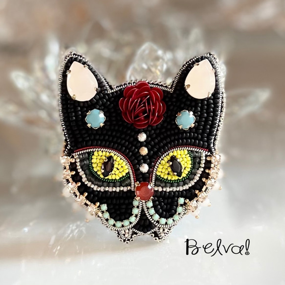 ビーズ刺繍のブローチ兼キーホルダー -猫(カーニバル・ブラック