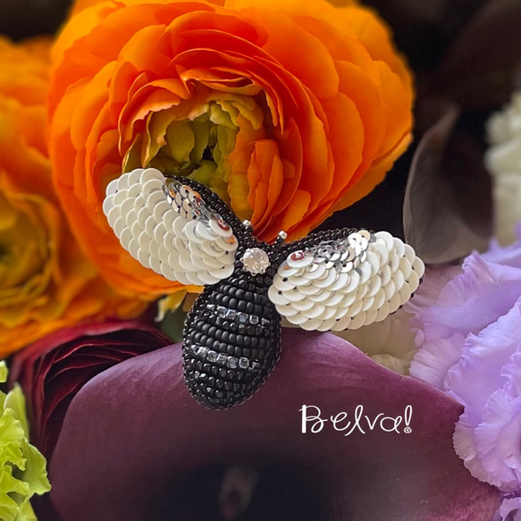 ビーズ刺繍ブローチ　-蜂(ブラック＆シルバー)- 2枚目の画像