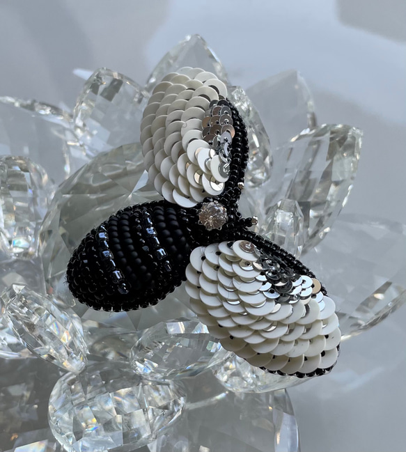 ビーズ刺繍ブローチ　-蜂(ブラック＆シルバー)- 3枚目の画像