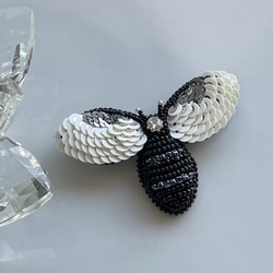 ビーズ刺繍ブローチ　-蜂(ブラック＆シルバー)- 6枚目の画像