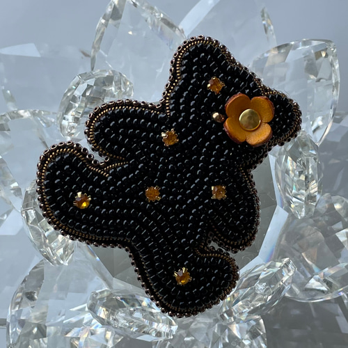 ビーズ刺繍のブローチ -黒くまさん(花のアクセント)- ブローチ