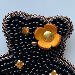 ビーズ刺繍のブローチ　-黒くまさん(花のアクセント)- 6枚目の画像