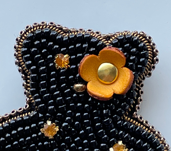 ビーズ刺繍のブローチ　-黒くまさん(花のアクセント)- 6枚目の画像