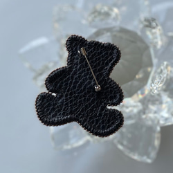 ビーズ刺繍のブローチ　-黒くまさん(花のアクセント)- 8枚目の画像