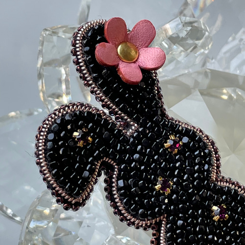 ビーズ刺繍のブローチ -黒うさぎ(花のワンポイント)- ブローチ Belva