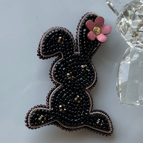ビーズ刺繍のブローチ -黒うさぎ(花のワンポイント)- ブローチ Belva