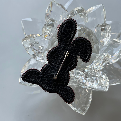 ビーズ刺繍のブローチ -黒うさぎ(花のワンポイント)- ブローチ Belva