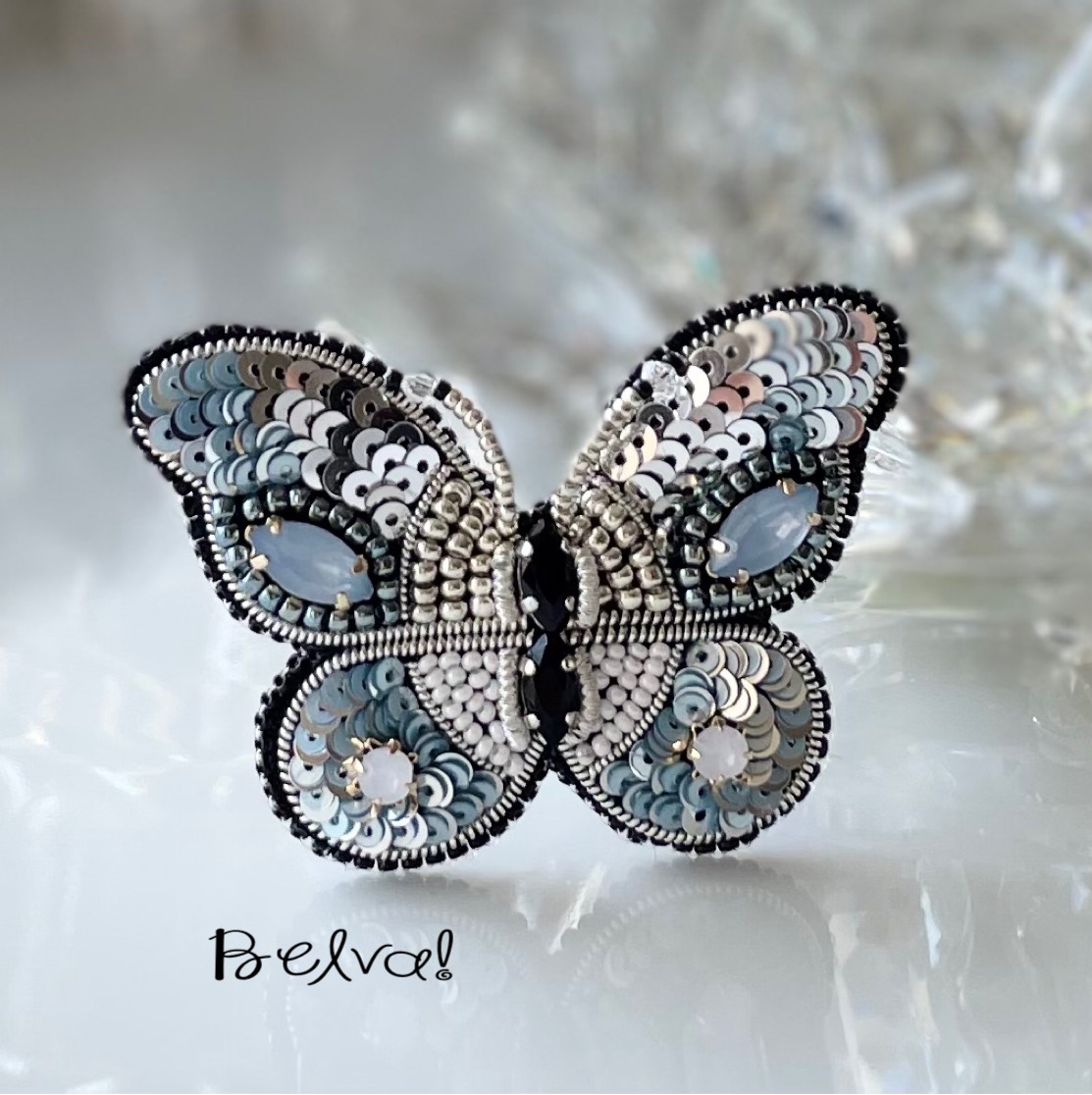 ビーズ刺繍のブローチ - 蝶々 blue butterfly - 胸針・別針