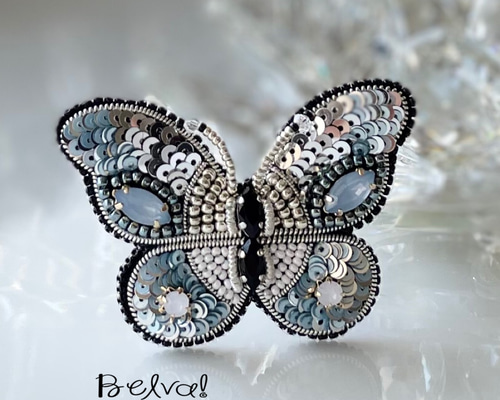 蝶々　ビーズ刺繍ブローチNO.７ ビーズ刺繍のブローチ - 蝶々 blue butterfly - 胸針・別針
