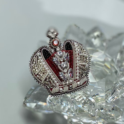 ビーズ刺繍のブローチ　-王冠(red)crown- 3枚目の画像