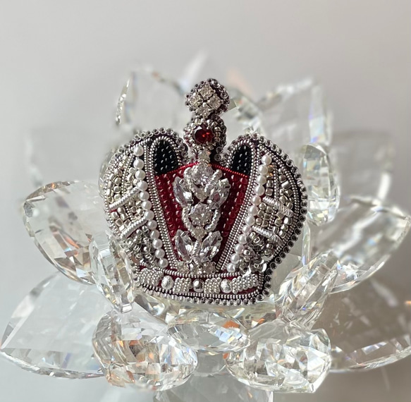 ビーズ刺繍のブローチ　-王冠(red)crown- 5枚目の画像