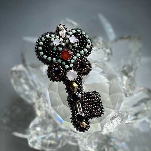 ビーズ刺繍のブローチ -鍵 key- ブローチ Belva! 通販 11578676
