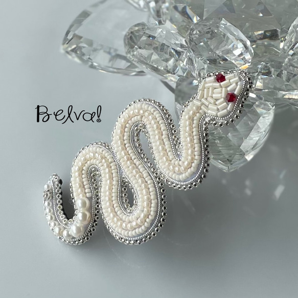 ビーズ刺繍のブローチ　-白蛇　white snake- 2枚目の画像