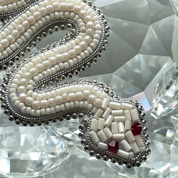 ビーズ刺繍のブローチ　-白蛇　white snake- 3枚目の画像