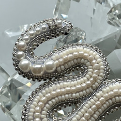 ビーズ刺繍のブローチ　-白蛇　white snake- 4枚目の画像