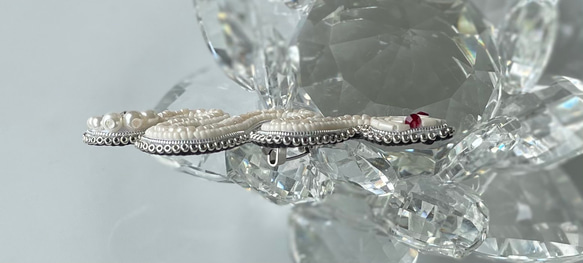 ビーズ刺繍のブローチ　-白蛇　white snake- 5枚目の画像