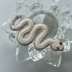 ビーズ刺繍のブローチ　-白蛇　white snake- 6枚目の画像
