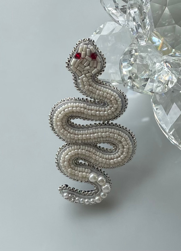ビーズ刺繍のブローチ　-白蛇　white snake- 7枚目の画像