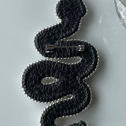 ビーズ刺繍のブローチ　-白蛇　white snake- 8枚目の画像