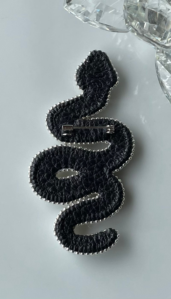 ビーズ刺繍のブローチ　-白蛇　white snake- 8枚目の画像