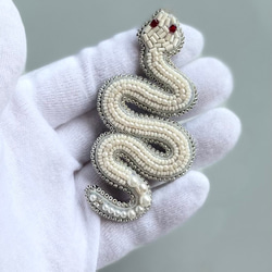 ビーズ刺繍のブローチ　-白蛇　white snake- 9枚目の画像