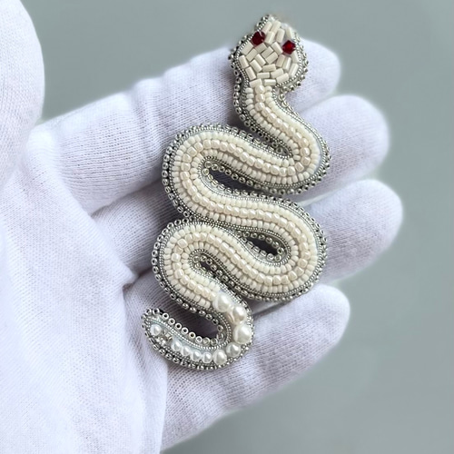 素晴らしい作りの蛇ブローチ ビーズ刺繍のブローチ -白蛇 white snake- ブローチ Belva! 通販