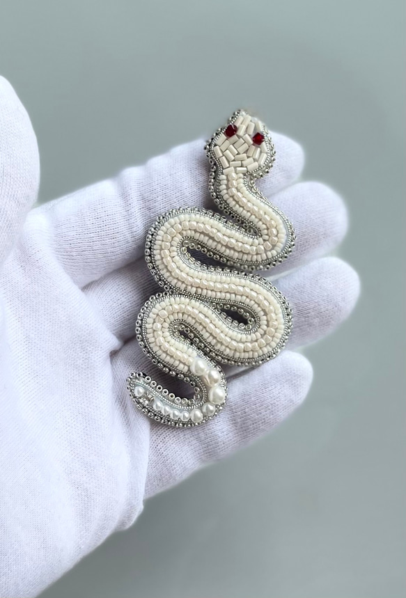 ビーズ刺繍のブローチ　-白蛇　white snake- 9枚目の画像