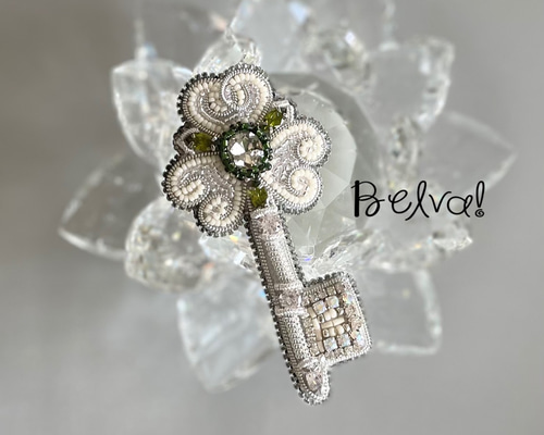 BIJOUX CASCIO ヴィンテージブローチ　カラフルな鍵デザイン BIJOUX CASCIO ヴィンテージブローチ カラフルな鍵デザインΩ