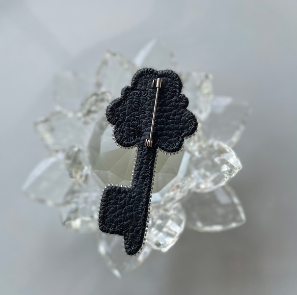 ビーズ刺繍のブローチ　-鍵　key- 4枚目の画像